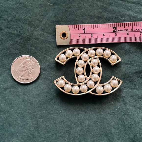 Authentic Chanel Pearl Broach in Champagne Metal - Picture 7 of 8
